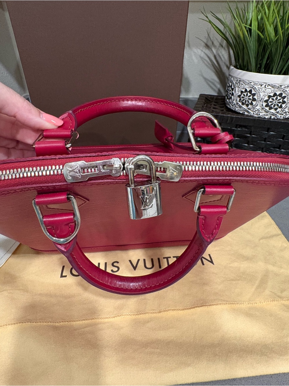 Louis Vuitton Alma PM Epi Fuchsia Satchel Top Handle Bag - Excellent condition - Picture 5 of 16